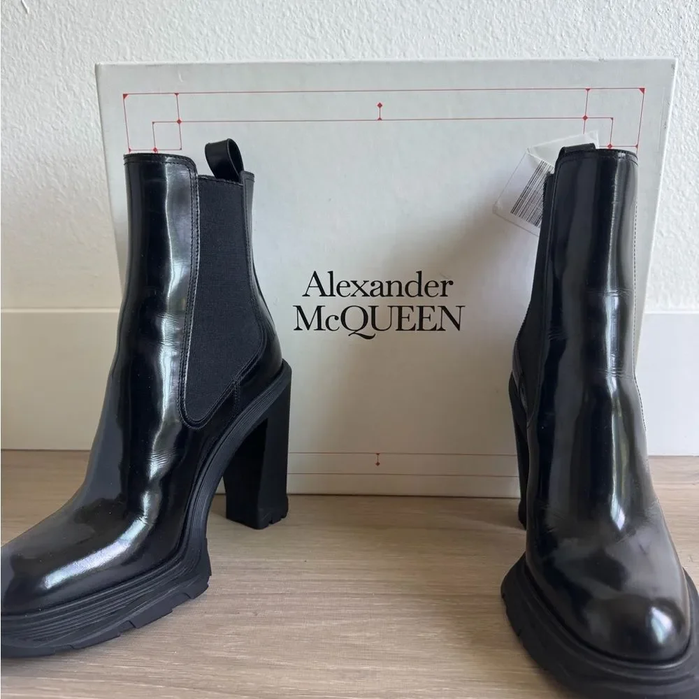 ALEXANDER MCQUEEN Black Leather Chelsea Heeled Boot 39 Lug Sole $1,150